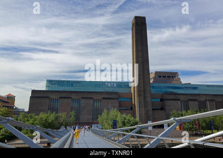 New Tate Galleria d'arte moderna dal Millenium Bridge, Londra, Inghilterra in tarda primavera. Foto Stock