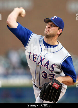 Rangers di Texas a partire lanciatore Kevin Milwood piazzole di Detroit Tigers' Curtis Granderson nel primo inning al Comerica Park a Detroit, Michigan, il 13 settembre 2006. I Rangers sconfitto le tigri 11-3. (Foto di Scott R. Galvin) Foto Stock