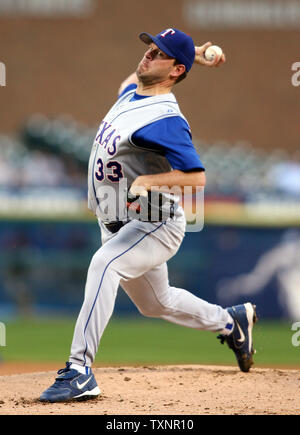 Rangers di Texas a partire lanciatore Kevin Milwood piazzole di Detroit Tigers' Curtis Granderson nel primo inning al Comerica Park a Detroit, Michigan, il 13 settembre 2006. I Rangers sconfitto le tigri 11-3. (Foto di Scott R. Galvin) Foto Stock