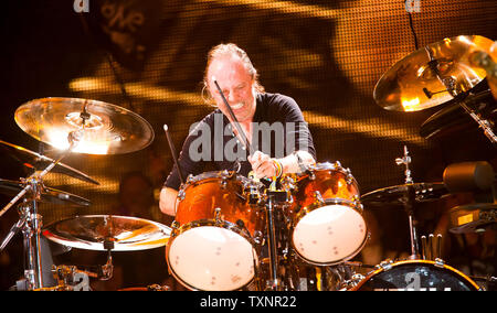 Il batterista Lars Ulrich dall'heavy metal band Metallica tamburi come essi headline Glastonbury Festival la fase della piramide. Glastonbury Festival of Contemporary Performing Arts è il più grande festival di musica nel Regno Unito, che attrae oltre 135.000 persone ogni a Pilton, Somerset. Foto Stock