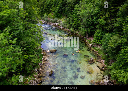 Un drone immagine presa di due kayakers su rapide sulle rive di un fiume Foto Stock