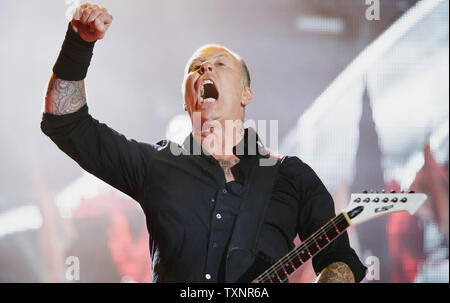 Heavy metal band Metallica headline Glastonbury Festival la fase della piramide. Glastonbury Festival of Contemporary Performing Arts è il più grande festival di musica nel Regno Unito, che attrae oltre 135.000 persone ogni a Pilton, Somerset. Foto Stock