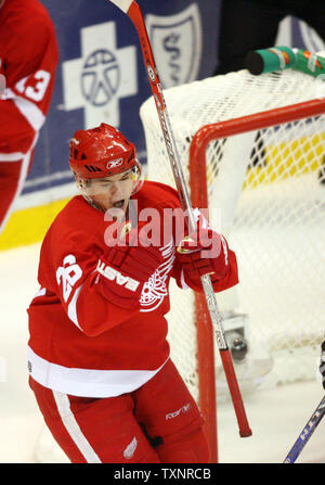 Ali rosse di Detroit center Jiri Hudler (26) della Repubblica ceca celebra il suo terzo periodo di gol contro i lubrificatori de Edmonton alla Joe Louis Arena di Detroit il 8 novembre 2006. Il Red Wings sconfitto i lubrificatori 3-0. (UPI foto/Scott R. Galvin) Foto Stock