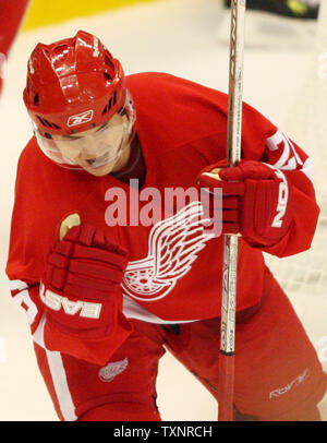 Ali rosse di Detroit center Jiri Hudler (26) della Repubblica ceca celebra il suo terzo periodo di gol contro i lubrificatori de Edmonton alla Joe Louis Arena di Detroit il 8 novembre 2006. Il Red Wings sconfitto i lubrificatori 3-0. (UPI foto/Scott R. Galvin) Foto Stock