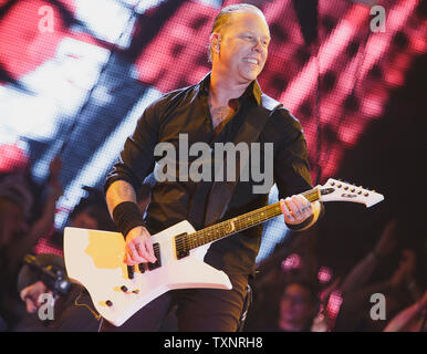 Heavy metal band Metallica headline Glastonbury Festival la fase della piramide. Glastonbury Festival of Contemporary Performing Arts è il più grande festival di musica nel Regno Unito, che attrae oltre 135.000 persone ogni a Pilton, Somerset. Foto Stock