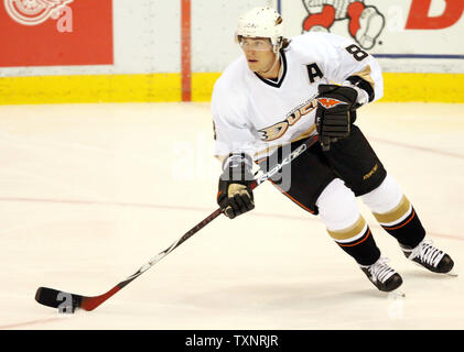 Anaheim Mighty Ducks ailier diritto Reemu Selanne (8) della Finlandia pattini il puck attraverso il ghiaccio durante il secondo periodo agianst le ali rosse di Detroit alla Joe Louis Arena di Detroit il 2 gennaio 2007. (UPI foto/Scott R. Galvin) Foto Stock