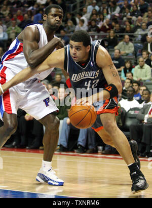 Charlotte Bobcats avanti Sean maggio (42) dribbling passato pistoni di Detroit Antonio McDyess nel secondo trimestre al Palace di Auburn Hills in Auburn Hills, Michigan, il 10 gennaio 2007. I Bobcats sconfitto i pistoni 103-96. (UPI foto/Scott R. Galvin) Foto Stock