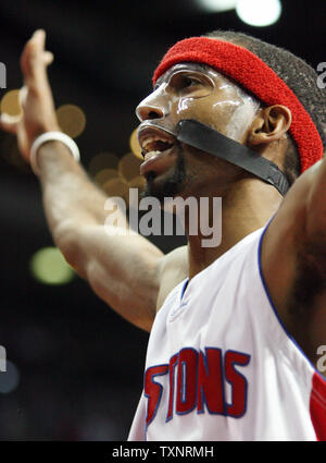 Pistoni di Detroit guard Richard Hamilton protezioni contro il passaggio in entrata dal Charlotte Bobcats nel quarto trimestre al Palace di Auburn Hills in Auburn Hills, Michigan, il 10 gennaio 2007. Hamilton è stato successivamente espulso dopo essere stato valutato due falli tecnici in una fila. I Bobcats sconfitto i pistoni 103-96. (UPI foto/Scott R. Galvin) Foto Stock