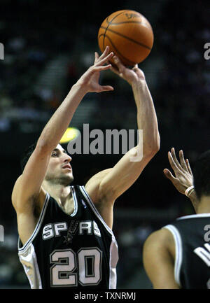 San Antonio Spurs guard Manu Ginobili (20) fa un colpo nel primo trimestre contro i pistoni di Detroit al Palace di Auburn Hills in Auburn Hills, Michigan, il 14 febbraio 2007. (UPI foto/Scott R. Galvin) Foto Stock