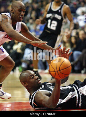 San Antonio Spurs center Francisco Elson (16) passa la palla fuori come pistoni di Detroit guard Billups Elena si muove durante il primo trimestre al Palace di Auburn Hills in Auburn Hills, Michigan, il 14 febbraio 2007. (UPI foto/Scott R. Galvin) Foto Stock