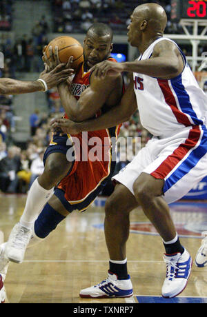 Golden State Warriors guard Baron Davis porta la palla al cestello come egli è imbrattata di Detroit pistoni guardia Billups Elena nel primo trimestre al Palace di Auburn Hills in Auburn Hills, Michigan il 5 marzo 2007. (UPI foto/Scott R. Galvin) Foto Stock