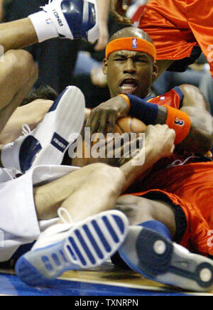 Golden State Warriors in avanti al Harrington combatte per il controllo di una sfera sciolto nel quarto trimestre contro i pistoni di Detroit al Palace di Auburn Hills in Auburn Hills, Michigan il 5 marzo 2007. The Warriors sconfitti i pistoni 111-93. (UPI foto/Scott R. Galvin) Foto Stock