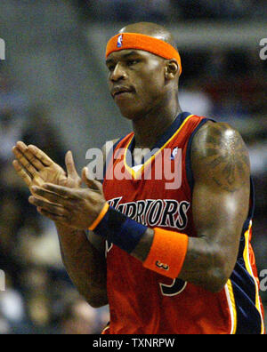 Golden State Warriors in avanti al Harrington (3) tubicini in festa come egli cammina indietro al banco durante un timeout nel quarto trimestre al Palace di Auburn Hills in Auburn Hills, Michigan il 5 marzo 2007. The Warriors sconfitti i pistoni 111-93. (UPI foto/Scott R. Galvin) Foto Stock