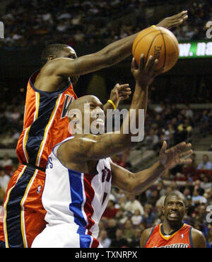 Pistoni di Detroit guard Billups Elena (1) è imbrattata come egli va per un colpo nel terzo trimestre al Palace di Auburn Hills in Auburn Hills, Michigan il 5 marzo 2007. The Warriors sconfitti i pistoni 111-93. (UPI foto/Scott R. Galvin) Foto Stock