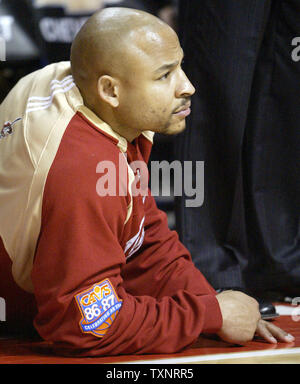 Cleveland Cavaliers guard David Wesley guarda la partita contro i pistoni di Detroit dal pavimento del team area banco durante le ore di lavoro straordinario al Palace di Auburn Hills in Auburn Hills, Michigan il 7 marzo 2007. I Cavalieri sconfitti i pistoni 101-97 in ore di lavoro straordinario. (UPI foto/Scott R. Galvin) Foto Stock