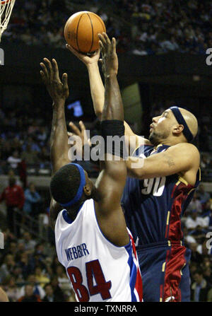 Cleveland Cavaliers avanti Drew Gooden (90) fa un colpo su pistoni di Detroit center Chris Webber (84) nel primo trimestre al Palace di Auburn Hills in Auburn Hills, Michigan il 7 marzo 2007. (UPI foto/Scott R. Galvin) Foto Stock