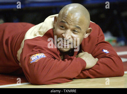 Cleveland Cavaliers guard David Wesley ride con i tifosi durante la partita contro i pistoni di Detroit durante le ore di lavoro straordinario al Palace di Auburn Hills in Auburn Hills, Michigan il 7 marzo 2007. I Cavalieri sconfitti i pistoni 101-97 in ore di lavoro straordinario. (UPI foto/Scott R. Galvin) Foto Stock