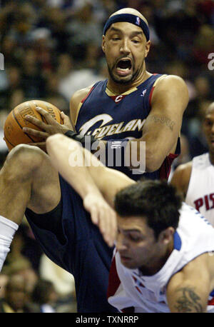 Cleveland Cavaliers avanti Drew Gooden (90) tira in un rimbalzo come pistoni di Detroit guard Carlos Delfino cade nel secondo trimestre al Palace di Auburn Hills in Auburn Hills, Michigan il 7 marzo 2007. I Cavalieri sconfitti i pistoni 101-97 in ore di lavoro straordinario. (UPI foto/Scott R. Galvin) Foto Stock