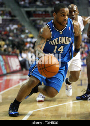 Orlando Magic guard Jameer Nelson (14) dribbling passato pistoni di Detroit guard Billups Elena nel primo trimestre al Palace di Auburn Hills in Auburn Hills, Michigan, il 11 aprile 2007. (UPI foto/Scott R. Galvin) Foto Stock