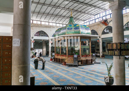 La popolazione locale nella Grande Moschea Husseini, Amman, Giordania. Foto Stock