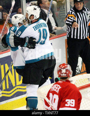 San Jose Sharks center Joe Thornton (19) si congratula con defenceman Matt Carle per il suo obiettivo nel primo periodo contro le ali rosse di Detroit durante il gioco uno dei Western Conference semifinali a Joe Louis Arena di Detroit il 26 aprile 2007. (UPI foto/Scott R. Galvin) Foto Stock