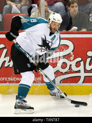 San Jose Sharks center Joe Thornton (19) cerca di passare il puck nel primo periodo contro le ali rosse di Detroit durante il gioco due della Western Conference semifinali a Joe Louis Arena di Detroit il 28 aprile 2007. (UPI foto/Scott R. Galvin) Foto Stock