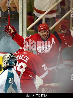 Ali rosse di Detroit center Jiri Hudler (26) e sinistro winger di Henrik Zetterberg celebrare la squadra di gol contro il San Jose Sharks nel primo periodo durante il gioco due della Western Conference semifinali a Joe Louis Arena di Detroit il 28 aprile 2007. (UPI foto/Scott R. Galvin) Foto Stock