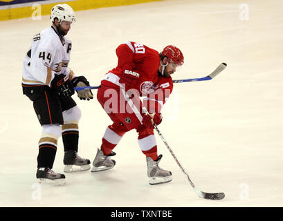 Ali rosse di Detroit winger di sinistra Henrik Zetterberg (40) della Svezia pattini il puck passato Anaheim Ducks center Rob Niedermayer (44) nel terzo periodo di gioco uno dei Western Conference finals alla Joe Louis Arena di Detroit il 11 maggio 2007. Il Red Wings sconfitto le anatre 2-1 per portare la serie 1-0. (UPI foto/Scott R. Galvin) Foto Stock