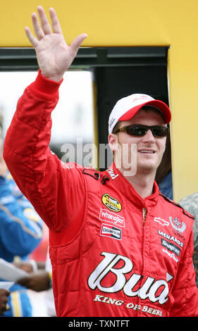 Driver di Nascar Dale Earnhardt Jr onde per la folla durante le presentazioni del driver prima di cominciare la Citizens Bank 400 presso il Michigan International Speedway di Brooklyn, Michigan, il 17 giugno 2007. (UPI foto/Scott R. Galvin) Foto Stock