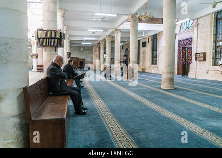 La popolazione locale nella Grande Moschea Husseini, Amman, Giordania. Foto Stock