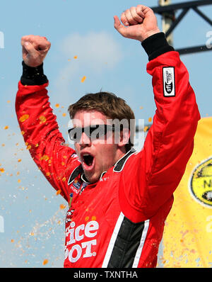 Nascar driver Carl Edwards festeggia conquistando la Citizens Bank 400 presso il Michigan International Speedway di Brooklyn, Michigan, il 17 giugno 2007. (UPI foto/Scott R. Galvin) Foto Stock