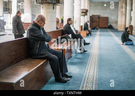 La popolazione locale nella Grande Moschea Husseini, Amman, Giordania. Foto Stock