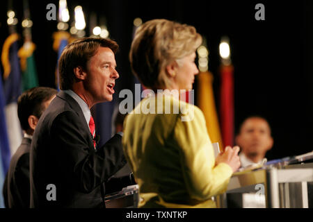 Ex Senatore John Edwards (L) risponde a una domanda posta da un delegato NAACP come Sen. Hillary Rodham Clinton (C) (D-NY) e Sen. Barack Obama (R) (D-il) ascoltare durante il novantottesimo NAACP annuale Convenzione presso il municipio di Cobo Convention Center a Detroit, Michigan, il 12 luglio 2007. (UPI foto/Matthew Mitchell) Foto Stock