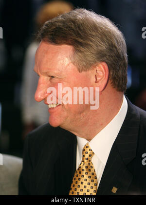 General Motors Chairman e CEO Rick Wagoner risponde alle domande seguenti lo scoprimento della Nuova Saturno veicoli ibridi durante il secondo giorno del premere anteprima al North American International Auto Show di Detroit il 14 gennaio 2008. (UPI foto/Scott R. Galvin) Foto Stock