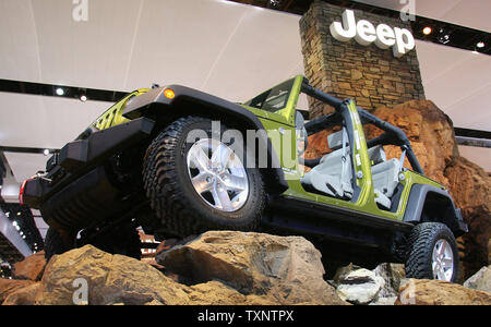 Jeep in primo piano i loro 2009 Wrangler Rubicon sulla cima di una montagna di rocce durante il giorno finale di premere anteprima al North American International Auto Show di Detroit il 15 gennaio 2008. (UPI foto/Scott R. Galvin) Foto Stock