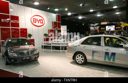 Casa automobilistica cinese BYD F6, sinistra, e F6 DM modelli sono visualizzati durante la giornata finale del premere anteprima al North American International Auto Show di Detroit il 15 gennaio 2008. La F6 DM è stato annunciato ieri durante la BYD della conferenza stampa. (UPI foto/Scott R. Galvin) Foto Stock