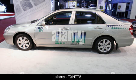 BYD Auto mostra una sezione-visualizza il modello del loro annunciato di recente F6 DM durante il giorno finale di premere anteprima al North American International Auto Show di Detroit il 15 gennaio 2008. La F6 DM può essere ricaricata utilizzando una normale presa elettrica domestica ed è in grado di funzionare anche a benzina. (UPI foto/Scott R. Galvin) Foto Stock