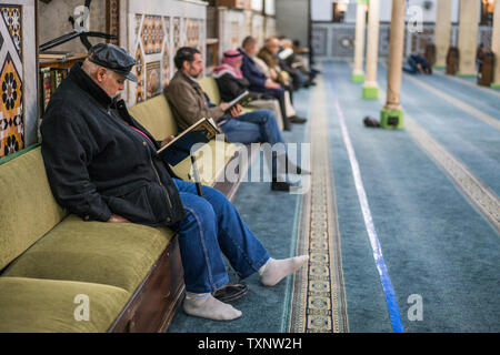 La popolazione locale nella Grande Moschea Husseini, Amman, Giordania. Foto Stock