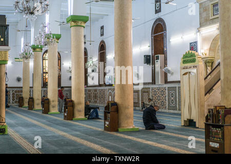 La popolazione locale nella Grande Moschea Husseini, Amman, Giordania. Foto Stock