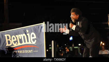 Attivista e Bernie Sanders sostenitore il dott. Cornel West parla a Sanders pre-dibattito rally vicino a Drake University, Des Moines, Iowa il 14 novembre 2015. Democratico i candidati presidenziali Hillary Clinton, Bernie Sanders e Martin O'Malley discuterà più tardi di oggi nella loro seconda discussione. Foto di Steve Papa/UPI Foto Stock