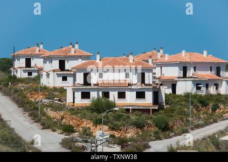 Maiorca, Baleari, Spagna. Per molti anni l'incompiuta appartement case di Playa Romantica sono lentamente decadere. Foto Stock