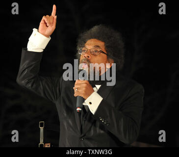 Attivista e Bernie Sanders sostenitore il dott. Cornel West parla a Sanders pre-dibattito rally vicino a Drake University, Des Moines, Iowa il 14 novembre 2015. Democratico i candidati presidenziali Hillary Clinton, Bernie Sanders e Martin O'Malley discuterà più tardi di oggi nella loro seconda discussione. Foto di Steve Papa/UPI Foto Stock