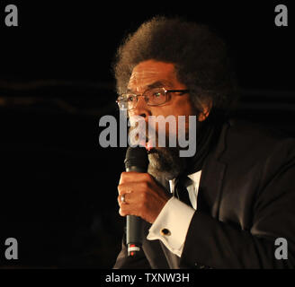 Attivista e Bernie Sanders sostenitore il dott. Cornel West parla a Sanders pre-dibattito rally vicino a Drake University, Des Moines, Iowa il 14 novembre 2015. Democratico i candidati presidenziali Hillary Clinton, Bernie Sanders e Martin O'Malley discuterà più tardi di oggi nella loro seconda discussione. Foto di Steve Papa/UPI Foto Stock