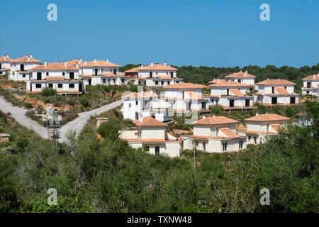 Maiorca, Baleari, Spagna.. Per molti anni l'incompiuta appartement case di Playa Romantica sono lentamente decadere. Foto Stock