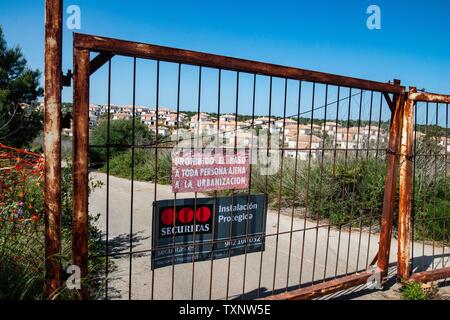 Maiorca, Baleari, Spagna. . Per molti anni l'incompiuta appartement case di Playa Romantica sono lentamente decadere. Foto Stock