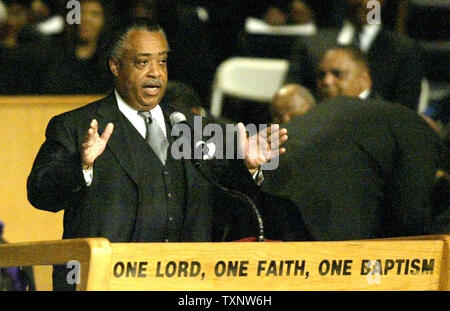 Al reverendo Sharpton parla alla folla in maggior grazia tempio durante Rosa Parks" cerimonia funebre il 2 novembre 2005 presso la maggior grazia tempio di Detroit. Parks è scomparso nella sua casa di Detroit il 24 ottobre. (UPI foto/Scott R. Galvin) Foto Stock