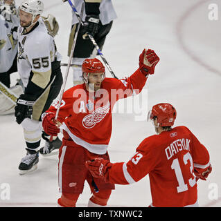 Pittsburgh Penguins defenceman Sergei Gonchar (55) pattini lontano come ali rosse di Detroit' Henrik Zetterberg (C) e Pavel Datsyuk (13) celebrare Zetterberg's obiettivo durante il terzo periodo di gioco 1 dei finali della Coppa di Stanley alla Joe Louis Arena di Detroit il 24 maggio 2008. Detroit ha vinto 4-0. (UPI foto/Brian Kersey) Foto Stock