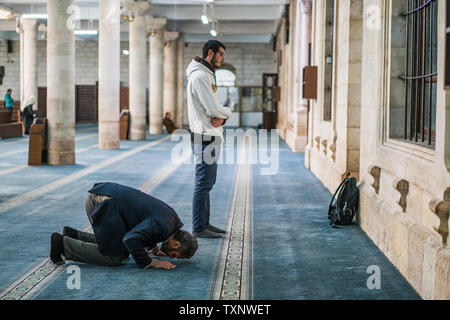 La popolazione locale nella Grande Moschea Husseini, Amman, Giordania. Foto Stock