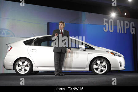 Bob Carter, vice presidente e general manager della Toyota di divisione di Toyota Motor Sales USA, svela la 2010 Prius al North American International Auto Show presso il centro di Cobo su gennaio 12, 2009 a Detroit, Michigan. Questa terza generazione a 50-mpg, ibride dalla Toyota andrà a colpire il mercato degli Stati Uniti e del Giappone in tarda primavera del 2009. (UPI foto/Brian Kersey) Foto Stock