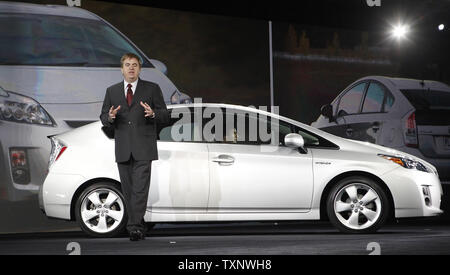 Bob Carter, vice presidente e general manager della Toyota di divisione di Toyota Motor Sales USA, svela la 2010 Prius al North American International Auto Show presso il centro di Cobo su gennaio 12, 2009 a Detroit, Michigan. Questa terza generazione a 50-mpg, ibride dalla Toyota andrà a colpire il mercato degli Stati Uniti e del Giappone in tarda primavera del 2009. (UPI foto/Brian Kersey) Foto Stock